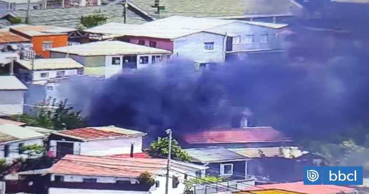 Al menos una vivienda afectada por el fuego deja incendio en Cerro Rodelillo de Valparaíso
