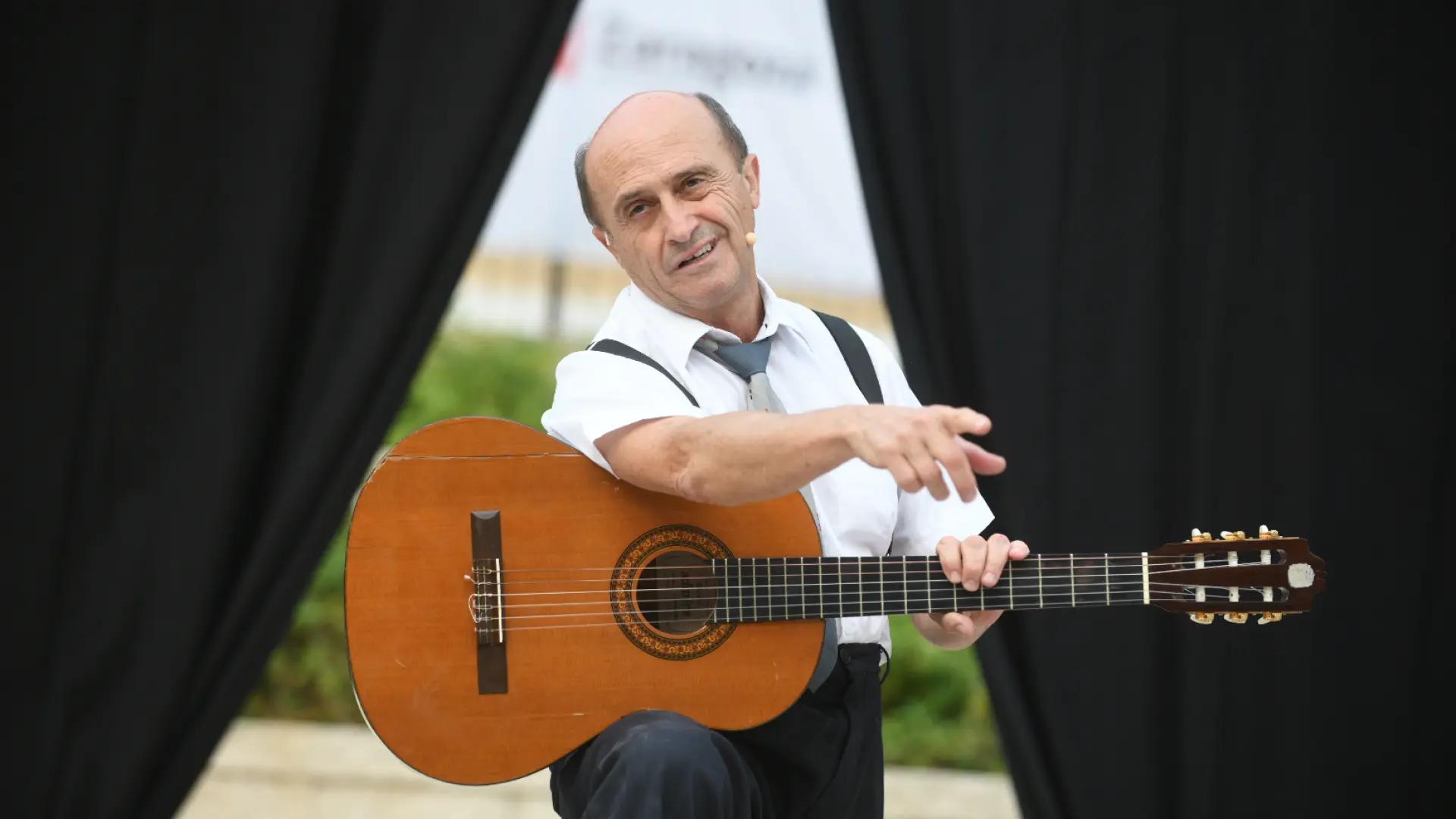 Pepe Viyuela arranca carcajadas a niños y mayores 'encerrado' en las Fiestas del Pilar de Zaragoza