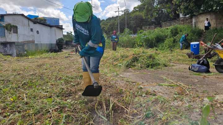 Ejecutan saneamiento del caño La Perla en Los Godos