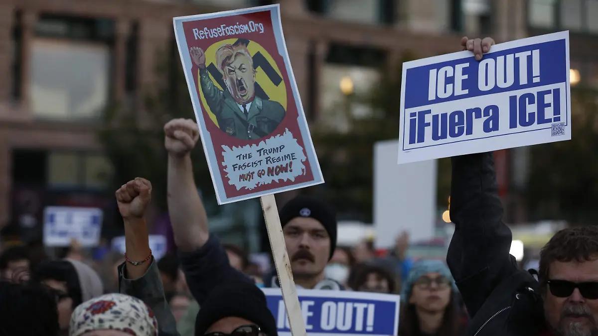 Miles de personas protestan ante edificio Trump en Chicago por envío de la Guardia Nacional