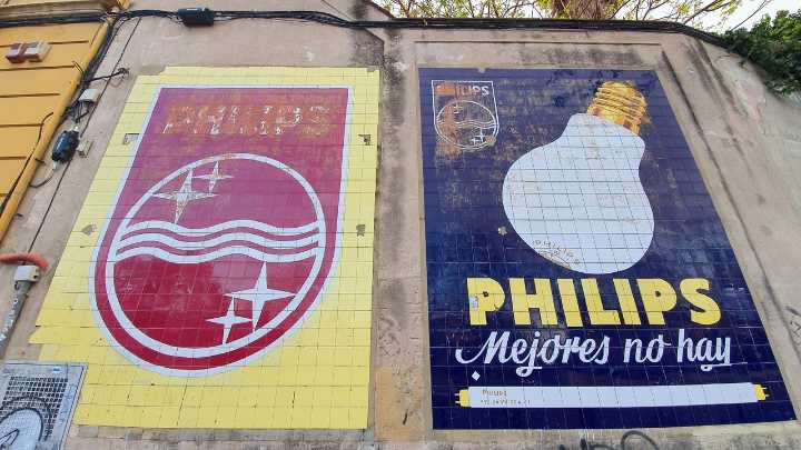 Valencia quiere conservar los rótulos que publicitarios hablan en sus calles