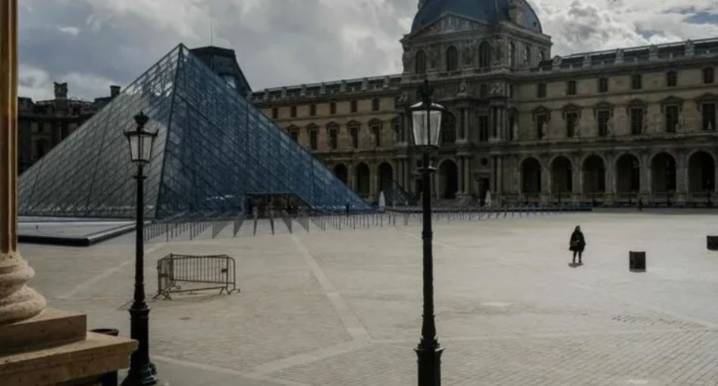 Louvre reabre tras robo de joyas de Napoleón y la emperatriz
