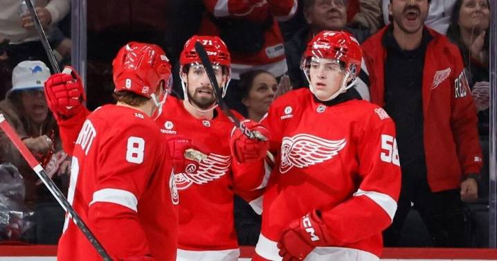 Red Wings erase four-goal deficit, beat Blues