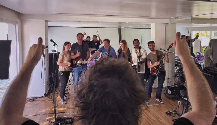 Javier Milei presenta su nuevo libro con un evento masivo y recital