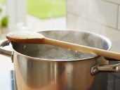 Para qué sirve poner una cuchara de madera sobre una olla con agua hirviendo