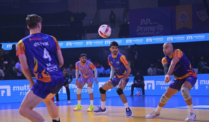Mumbai Meteors edge Kochi Blue Spikers in thrilling five