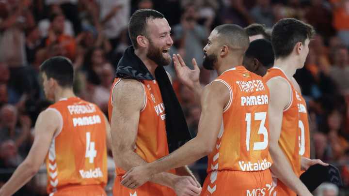 Valencia Basket arolla al Barça e ilusiona al Roig Arena (93