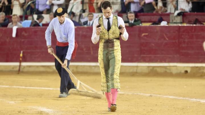 Daniel Luque es el Rey de Zaragoza: dos orejas y al hospital tras una fuerte voltereta