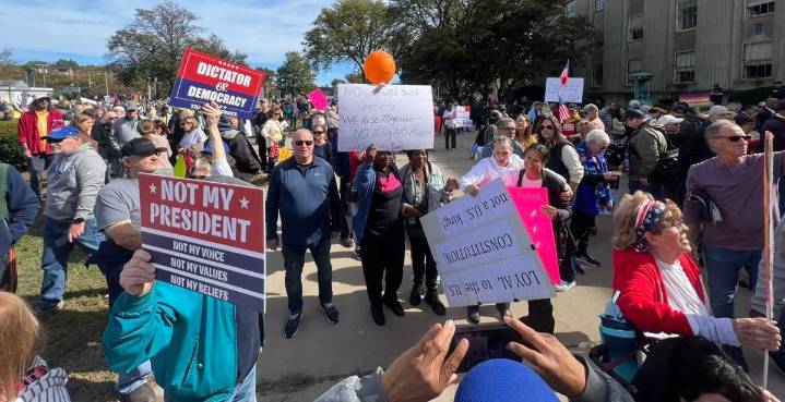 Protesta «No Kings», masivo repudio a Trump desde Mineola hasta los Hamptons