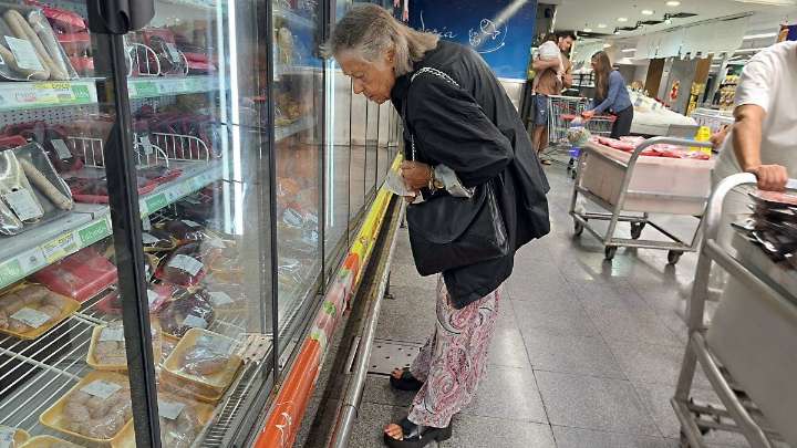 El consumo no da señales de reactivación: las ventas en supermercados cayeron en agosto por quinto mes al hilo