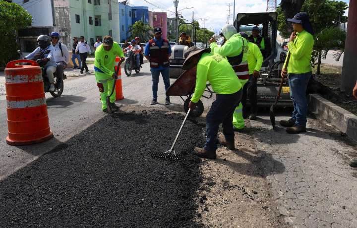 Ana Paty Peralta constata trabajos de bacheo duradero en la Supermanzana 77