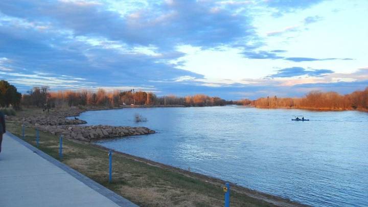 Alerta en Neuquén: debido al calor la gente comenzó a bañarse en río pese a no haber guardavidas