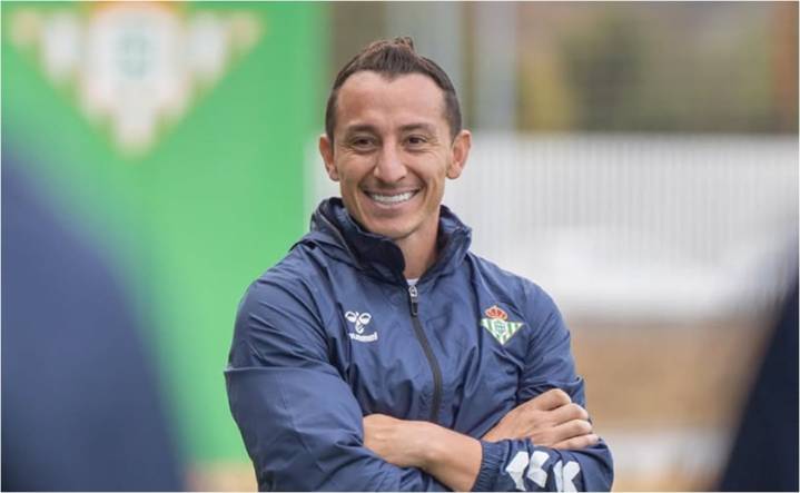 Andrés Guardado comienza su etapa como entrenador en el Betis de España
