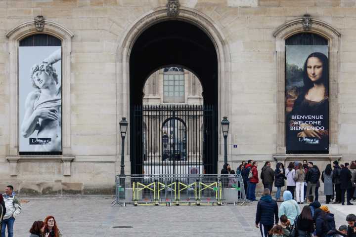 Un robo de joyas de valor incalculable en el Louvre rápido y profesional, pero con fallos