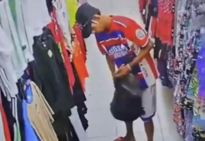 EN VIDEO: Delincuente se hizo pasar por cliente para robar en almacén de ropa