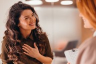 Esta es la manera correcta de responder a un ‘gracias’ según la RAE: ¿'De nada’ o ‘por nada’?