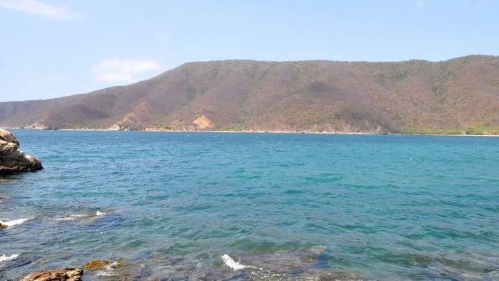 La playa de Santa Marta que enamora con su arena blanca y aguas cristalinas, ideal para hacer snorkel y otros planes en el mar