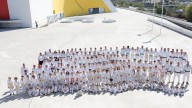 Esta es la peculiar iniciativa que ha organizado el Judo Avilés para celebrar sus bodas de plata: toda la familia unida y fotos por diferentes escenarios icónicos de la ciudad