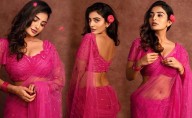 HOT: Hourglass Figure's Elegant Saree Look