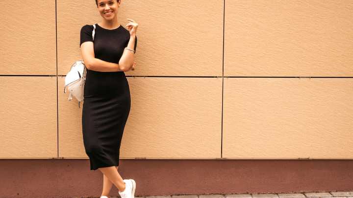Estas 5 faldas lápiz son perfectas para llevar con zapatillas