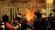Violín incendiado simboliza denuncias contra el presidente Jerí