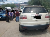 Golpean y queman a presuntos cobradores de préstamos gota a gota