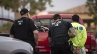 ICE da pistola, placa y gran sueldo a nuevos reclutas para cazar migrantes