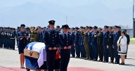 El emotivo homenaje al fallecido piloto de la FACH Sergio Hidalgo en su arribo a Santiago