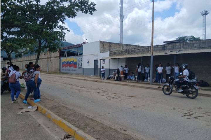 Familiares de presos en cárcel de Guárico denuncian que no puedan ingresar alimentos