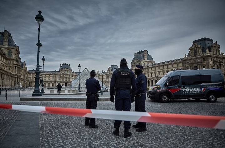 Estiman el millonario monto de las joyas de la corona francesa robadas del Louvre