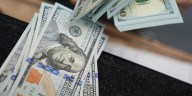 El Tesoro volvió a intervenir fuerte en el mercado y el dólar cerró estable mientras se negocia en EEUU