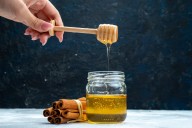 Para qué sirve comer una cucharada de miel con canela