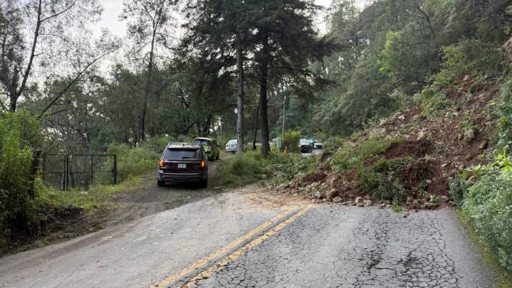 Talud cierra la carretera Toluca