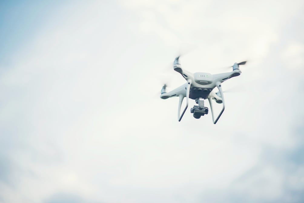 Estados Unidos presenta un vehículo oruga híbrido-eléctrico mejorado con IA: viaja más de 300 millas con una sola carga y puede freír enjambres de drones en segundos