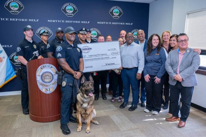 La policía de Camden recibió una donación para la unidad canina