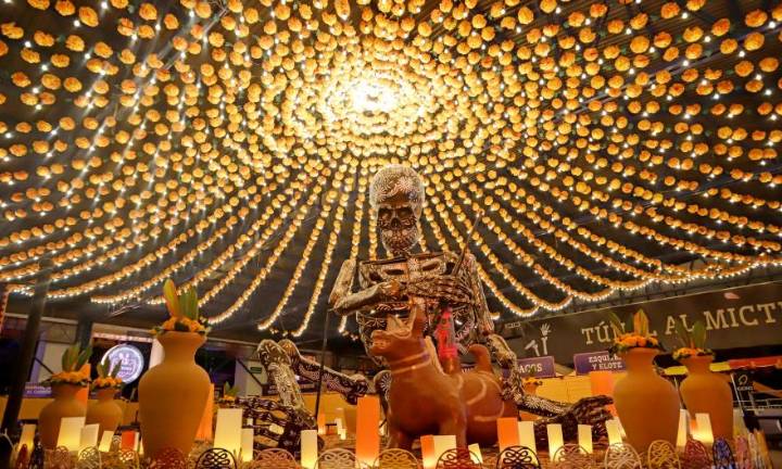 Con calaveras monumentales honran a la muerte en el centro de México