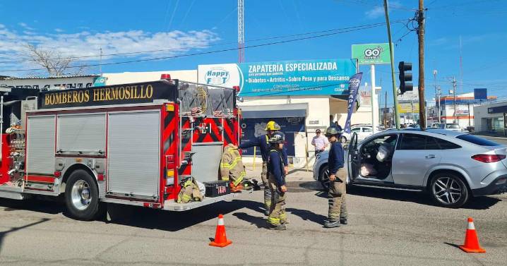 Ocurre aparatoso choque triple mientras intetaban dar el pase a camión de bomberos por emergencia