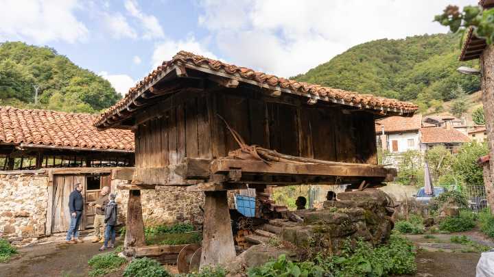 Ruta de otoño por los hórreos del Camino Lebaniego