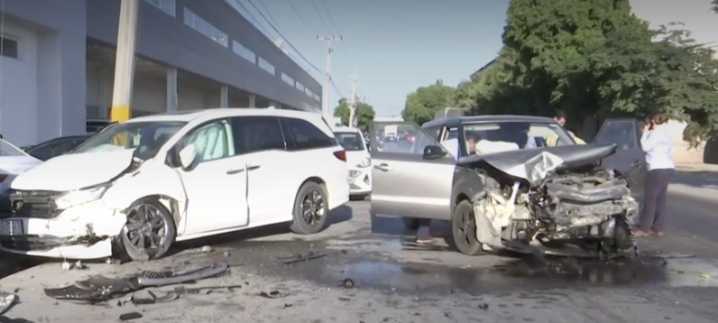 Una mañana de accidentes. Conductora se queda sin frenos y provoca aparatoso choque en Torreón