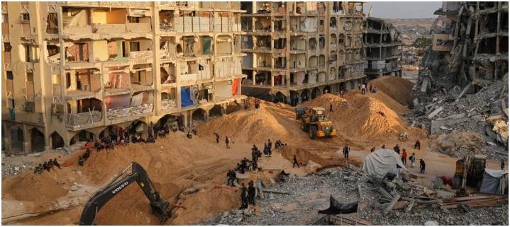 Miembros de Hamas colaboran con la Cruz Roja para localizar los 13 cuerpos de rehenes israelíes que aún quedan en Gaza