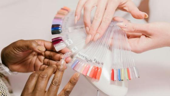 ¿Por qué pintarse las uñas de este color es de mala suerte?