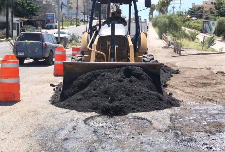 Lluvias complican el bacheo en la Transpeninsular