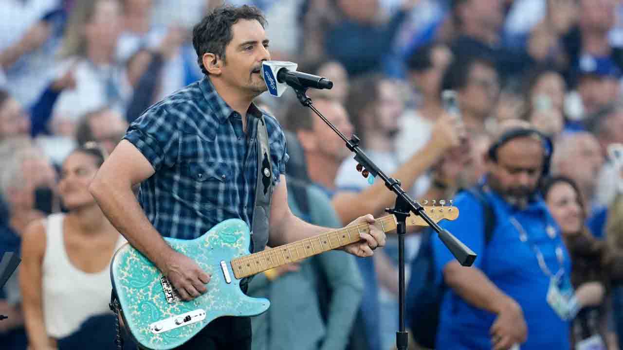 Paisley performs anthem at fourth extra-inning World Series game