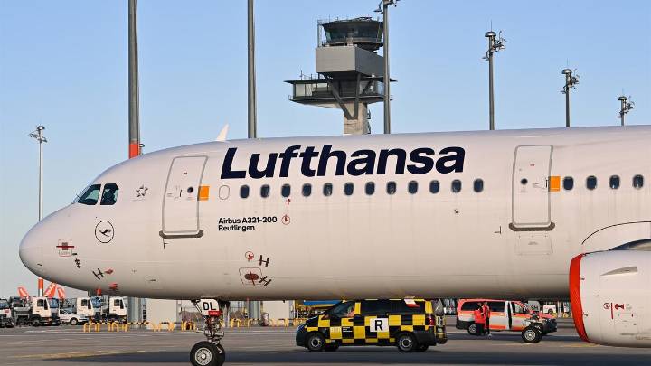 Lufthansa sigue la estrategia de Ryanair y estudia suprimir 100 vuelos por semana en Alemania debido a los altos impuestos y tasas
