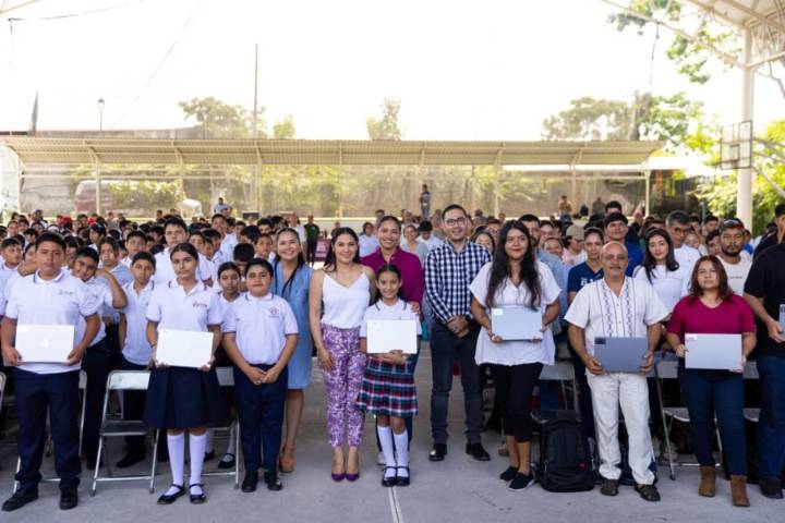 Gobernadora de Colima prosigue la entrega de ColiBecas Computadoras; estudiantes de Comala reciben sus laptops gratuitas
