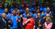 Con una camiseta autografiada para el Presidente: Gabriel Boric recibe a los Cóndores en La Moneda