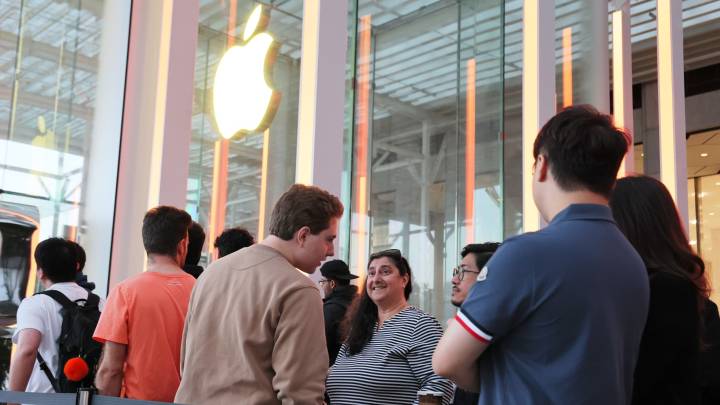 Retail traders bail on Apple ahead of earnings despite $4 trillion milestone