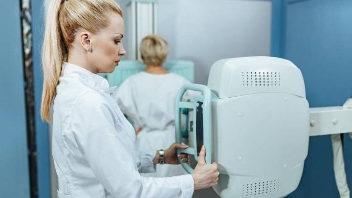 Mamografía: todo lo que hay que saber de una prueba que salva muchas vidas ¿es dolorosa?