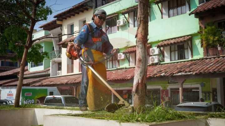 Realizan limpieza de áreas públicas en favor de la imagen urbana