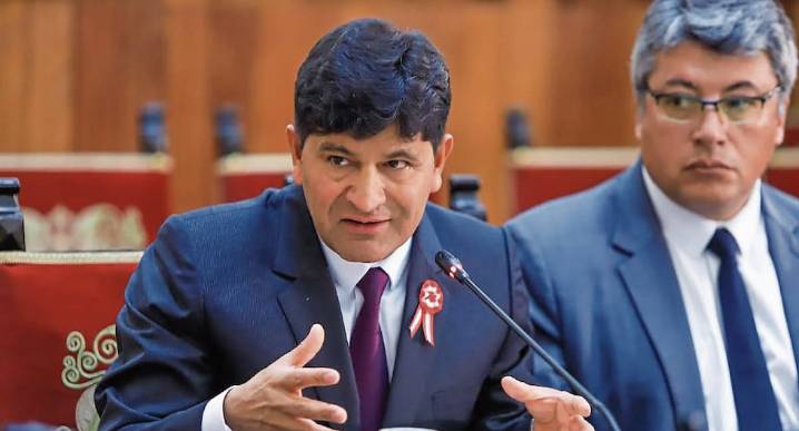 Gobernador de Arequipa, Rohel Sánchez, confía en funcionario cuestionado